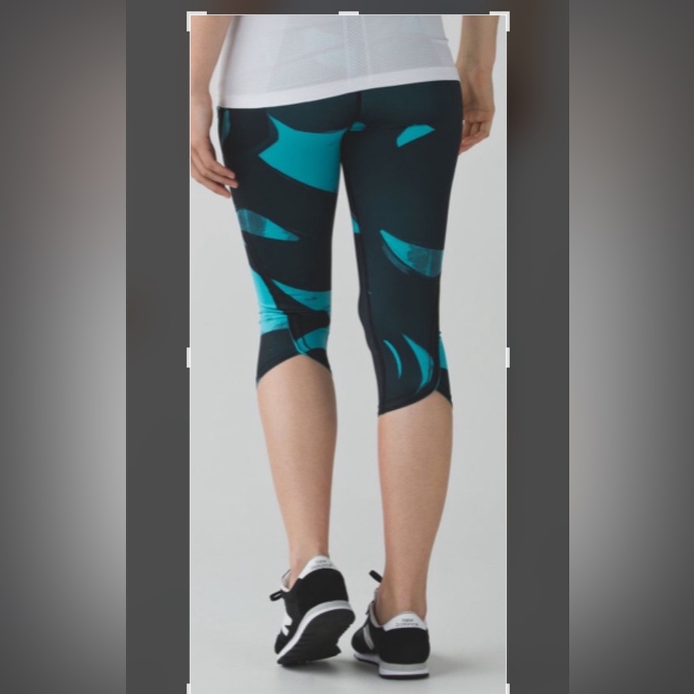 Lululemon Black and Teal Patterned Leggings EUC